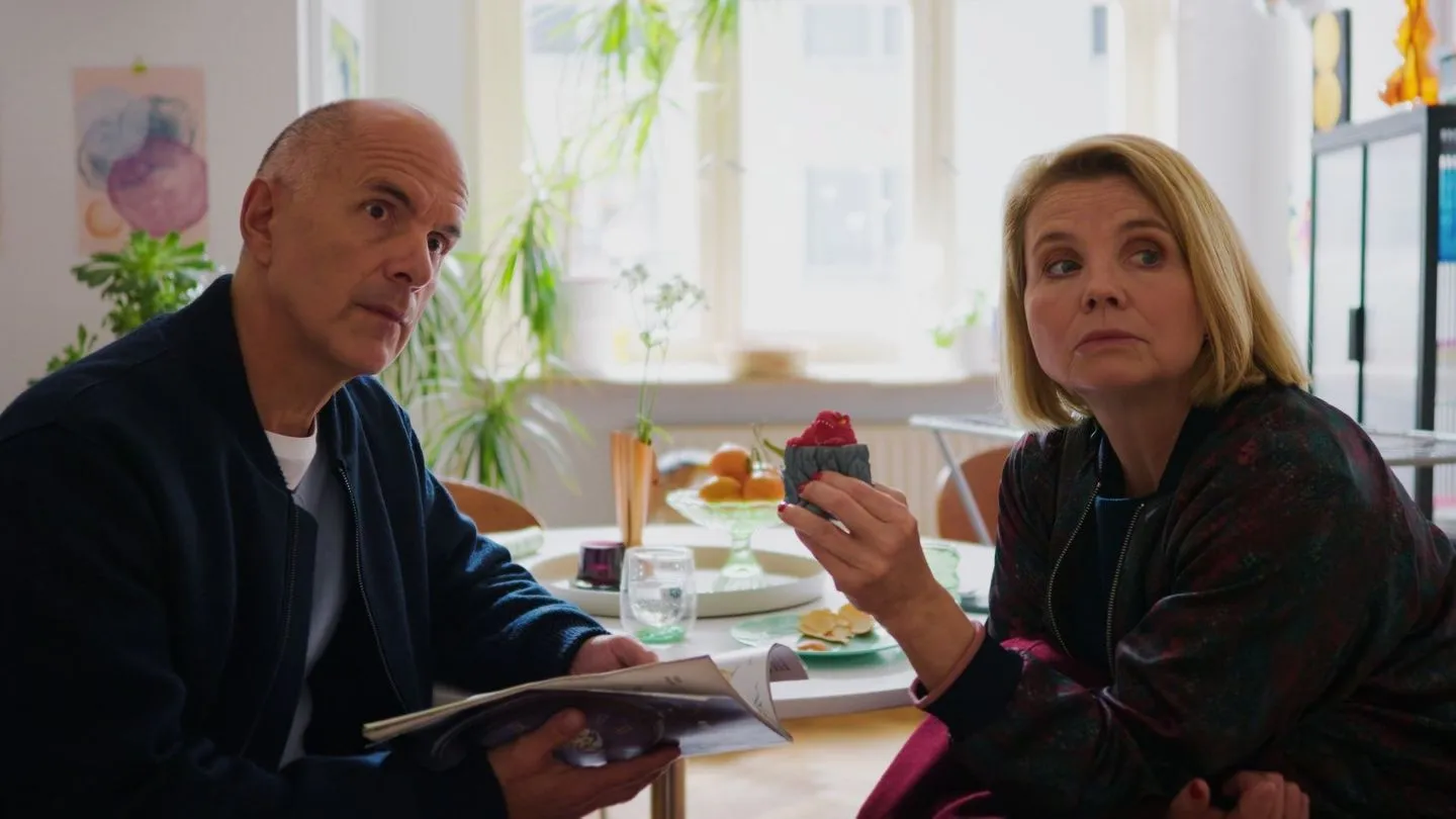 "Merz vs Merz: Decisions": Between Chaos and Melancholy — a Tragicomic Family Road Trip