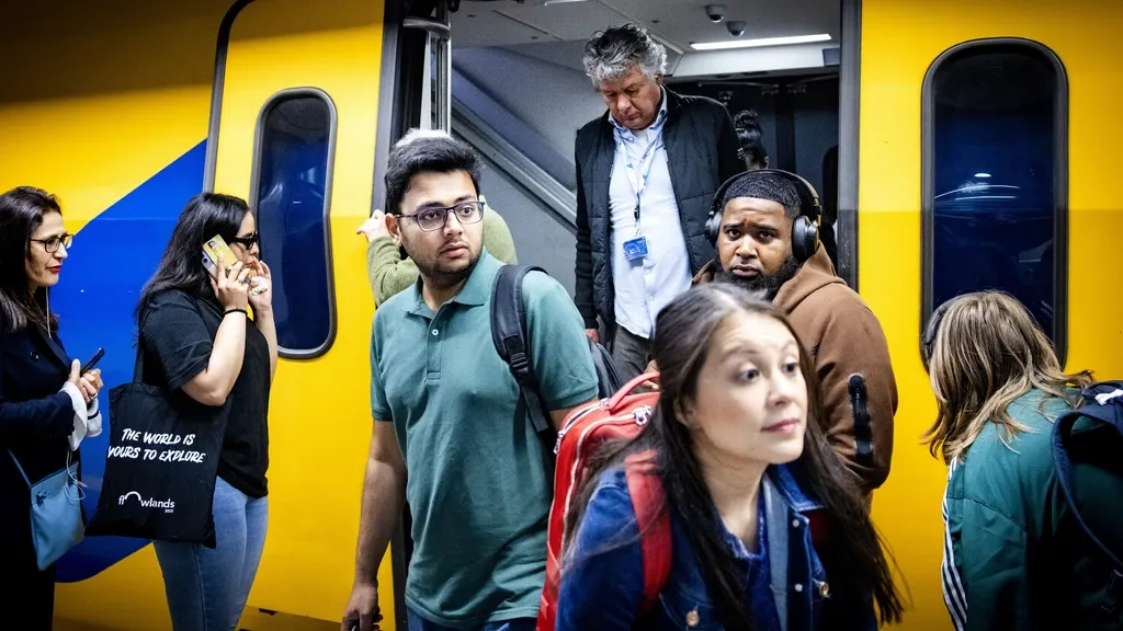 Passengers Pull NS Out of the Red in First Half of Year