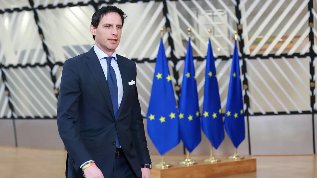 July 17 on Nieuwsuur: Hoekstra’s emissions plan • Police response to Moluccans • Nolan’s new blockbuster