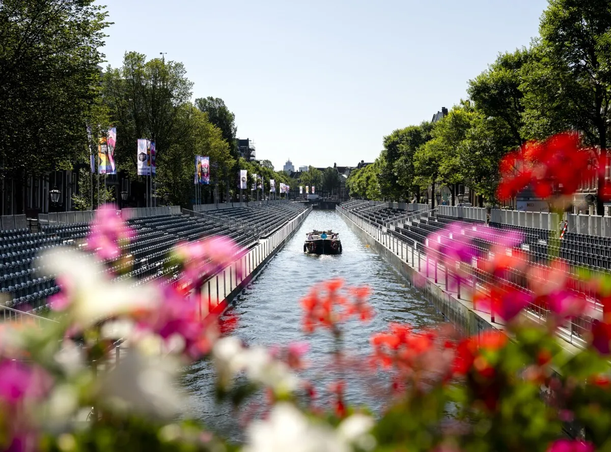 Safe boating at the Canal Parade — is that just an illusion?